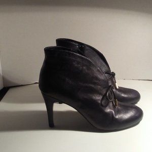 Hot In Hollywood - Black leather ankle boots size 8M